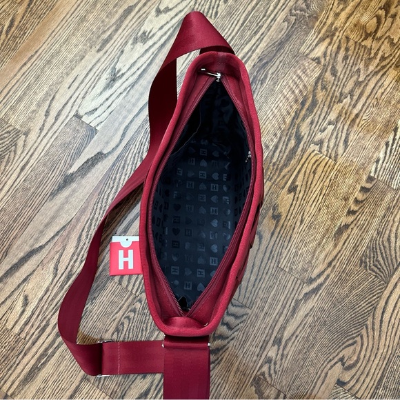 Harvey’s ruby messenger seatbelt bag NWOT EUC $124 - Picture 6 of 9